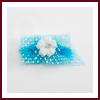 Barrette organza plumetis bleu plume turquoise et fleur blanche