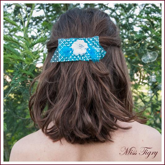 Barrette organza plumetis bleu plume turquoise et fleur blanche