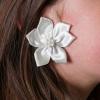 Boucles d'oreilles Fleur de satin blanc