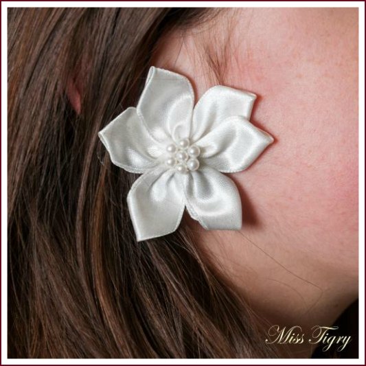 Boucles d'oreilles Fleur de satin blanc