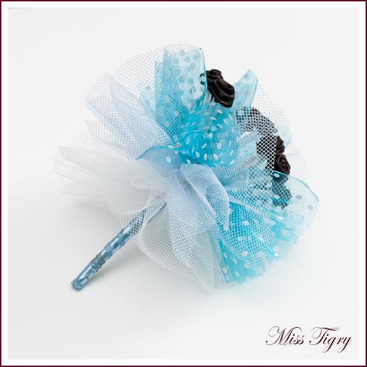 Bouquet demoiselle d'honneur organza turquoise et roses chocolat