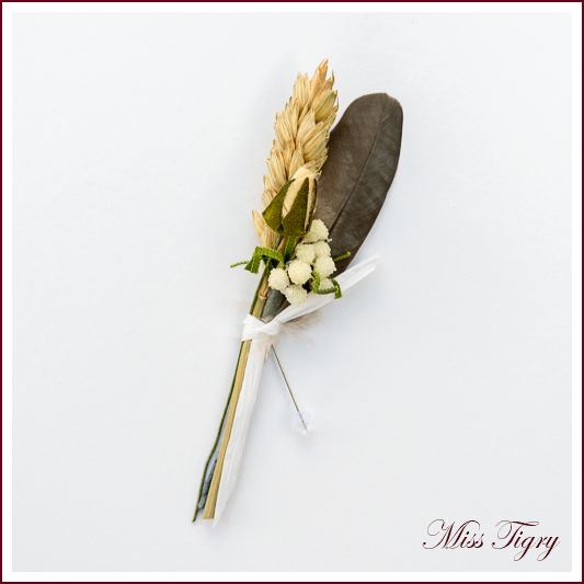 Lot de 4 boutonnières invités mariage épi de blé et plume de palombe