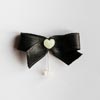 Lot de 10 boutonnières invités mariage satin noir, cœur blanc
