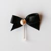 Lot de 10 boutonnières invités mariage satin noir perle ivoire