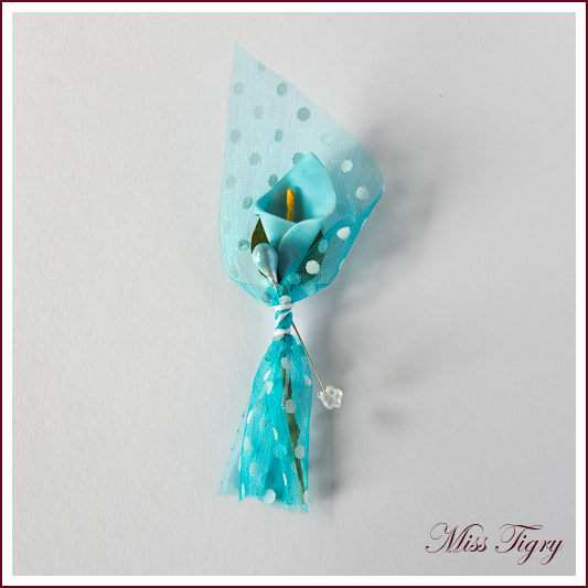 Lot de 5 boutonnières invités mariage calla turquoise et organza plumetis