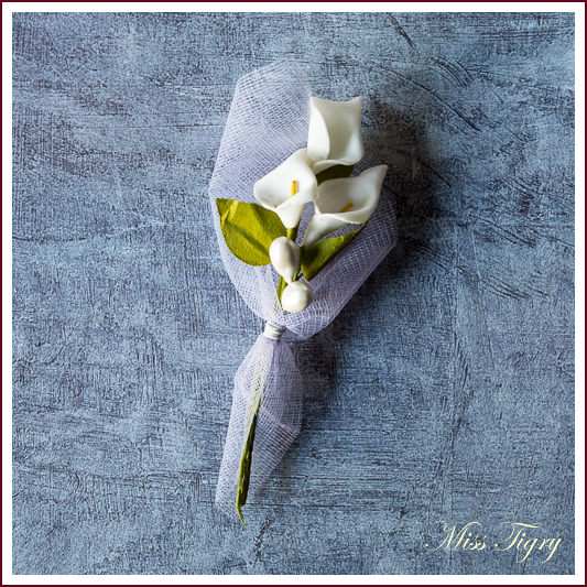 Boutonnière marié callas blancs et tulle mauve lilas