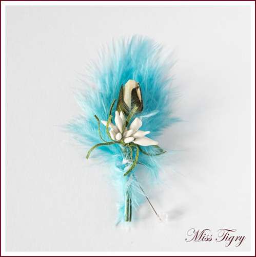 Lot de 4 boutonnières invités mariage plume bleu turquoise rose ivoire et petit bouquet blanc