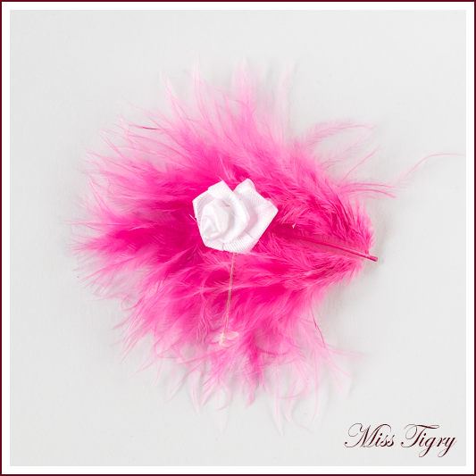 Lot de 10 boutonnières invités mariage plume fuchsia et fleur blanche