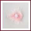 Lot de 10 boutonni&egrave;res invit&eacute;s mariage plume rose et fleur blanche