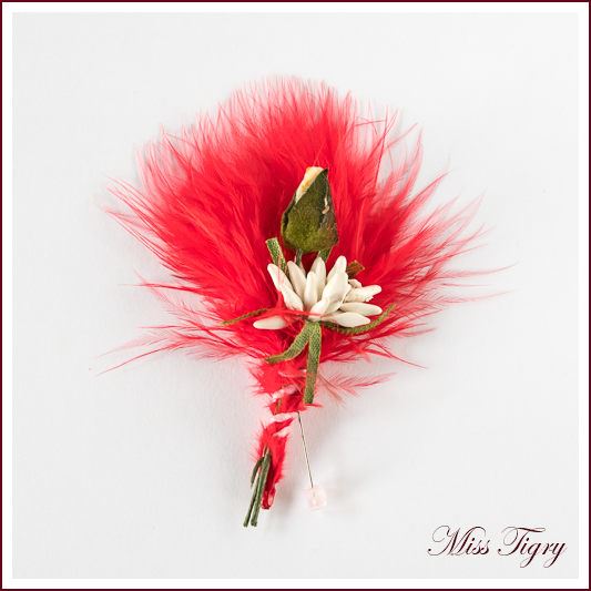 Lot de 4 boutonnières broches invités mariage plume rouge rose ivoire et petit bouquet blanc