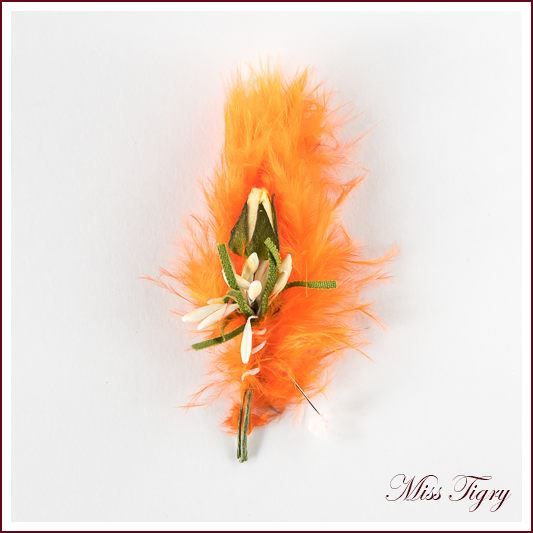 Lot de 4 boutonnières invités mariage plume orange rose ivoire et petit bouquet blanc