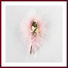 Lot de 4 boutonnières invités mariage plume rose, rose ivoire et petit bouquet blanc