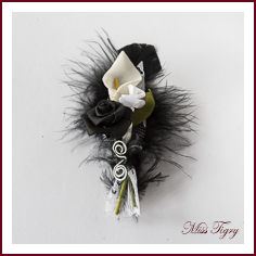 Boutonnière marié plume noire cala blanc et rose noire