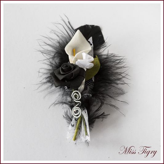 Boutonnière marié plume noire cala blanc et rose noire