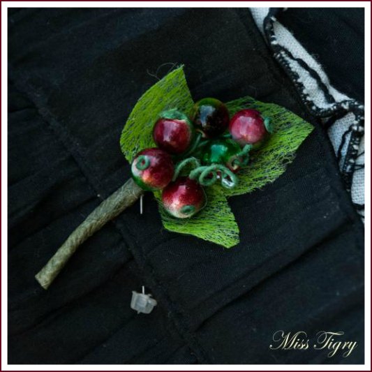 Boutonnière mariage grappe de raisin sur feuille de vigne