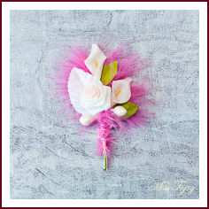 Boutonnière marié plume fuchsia rose et callas blancs