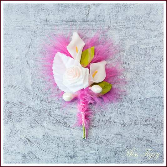 Boutonnière marié plume fuchsia rose et callas blancs
