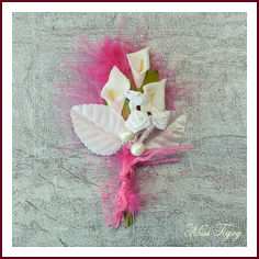 Boutonnière marié plume fuchsia roses et callas blancs