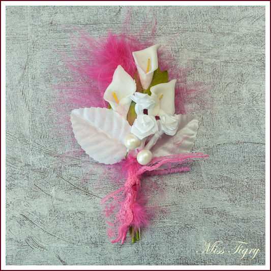Boutonnière marié plume fuchsia roses et callas blancs