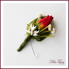 Boutonnière mariage rose rouge et bouquet blanc