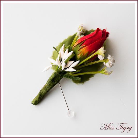 Boutonnière mariage rose rouge et bouquet blanc