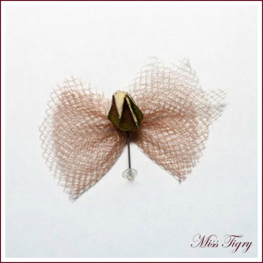 Lot de 10 boutonnières invités mariage tulle marron glacé et rose velours ivoire