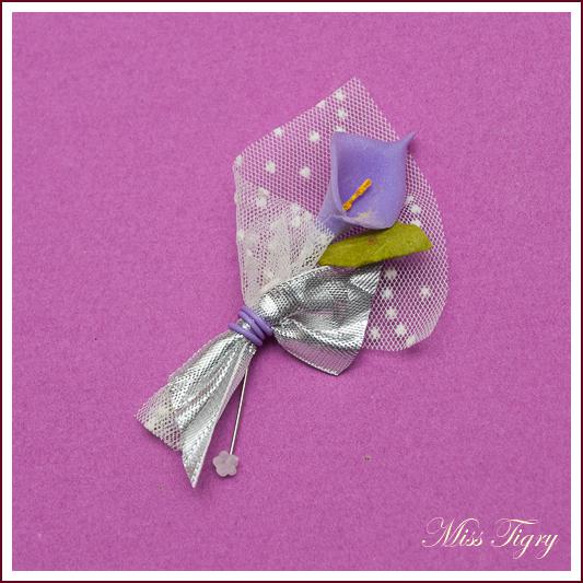 Lot de 5 boutonnières invités mariage tulle blanc cala mauve lilas et ruban argent