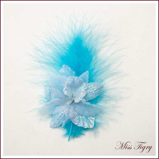 Boutonnière plume turquoise et orchidée irisée