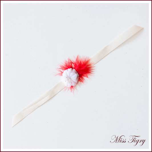 Bracelet plume rouge fleur blanche satin et organza