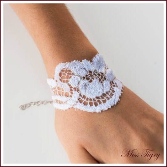 Bracelet manchette romantique dentelle blanche et fil or