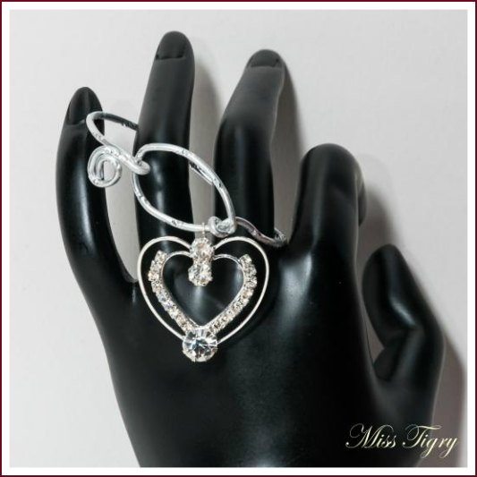 Bracelet alu guilloché et coeur strass