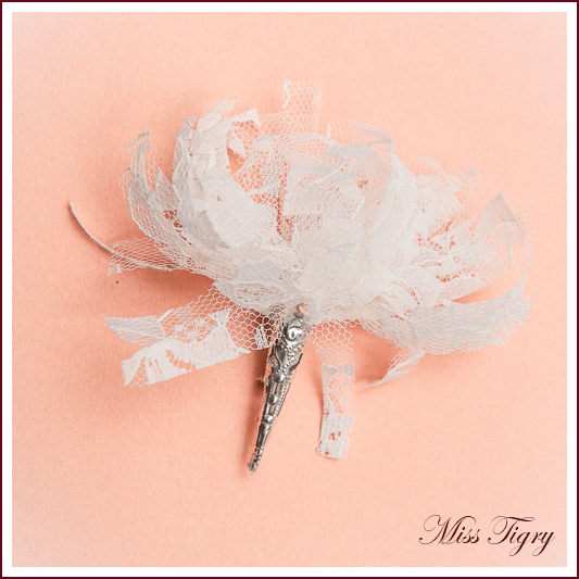 Broche fleur dentelle ivoire coeur perle nacrée