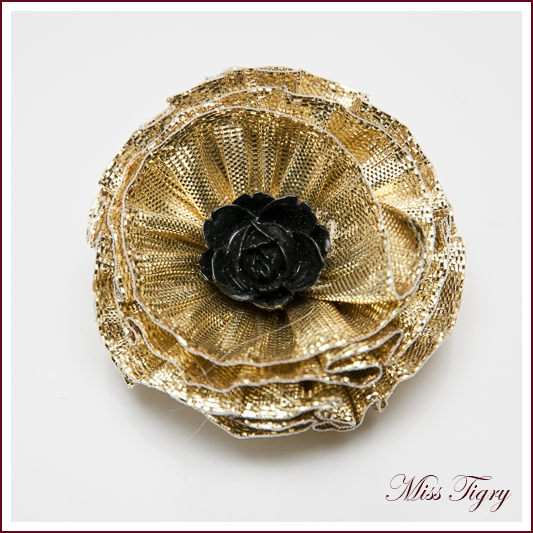 Broche ou Pince à cheveux fleur dorée coeur rose noire