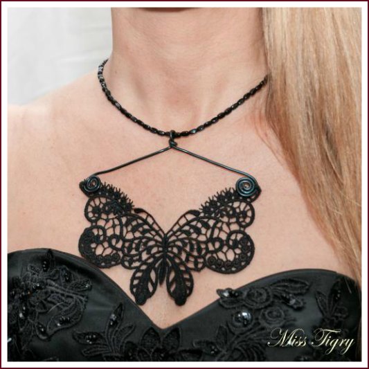 Collier ras du cou Papillon dentelle, alu et perles de verre noires