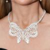 Collier ras du cou Papillon dentelle et perles blanches œil de chat