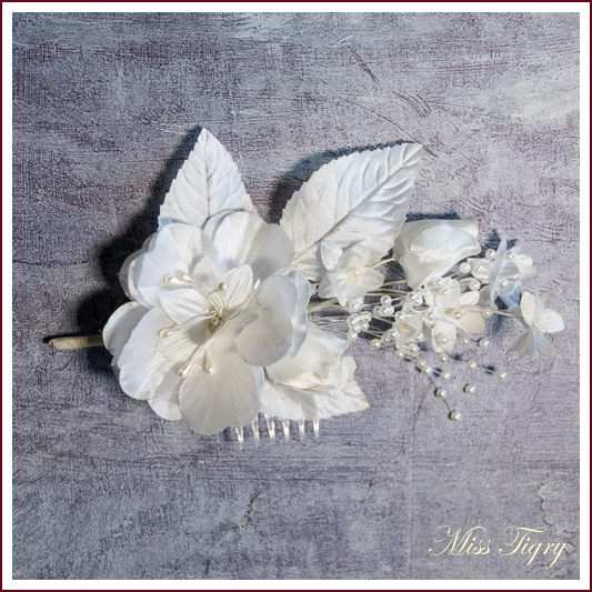 Coiffe  fleurs blanches montée sur peigne