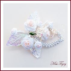 Coiffe  fleurs roses et blanches montée sur pince à cheveux