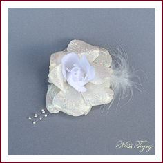 Broche ou Pince à cheveux grande fleur blanche irisée et perles nacrées