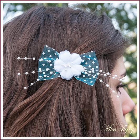 Barrette pince à cheveux noeud organza turquoise plumetis et fleur blanche